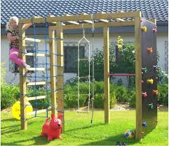 Holzschaukel oder klettergerüst im garten als platzsparende alternative es muss nicht immer ein großer kletterturm im garten stehen. Klettergerust Im Garten Machen Sie Den Kindern Einen Fantastischen Spielplatz Selber Machen Einfach