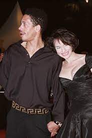 L'ancien leader de ntm, joey starr, et l'actrice béatrice dalle, étaient ce matin les invités de la matinale de france inter, pour parler de la pièce qui les réunit, elephant man. Beatrice Dalle Et Joey Starr Leurs Torrides Retrouvailles En Une Des Inrocks Madame Figaro