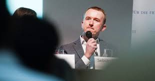 Hungarian political scientist and undersecretary. Index Belfold A Dk Partigazgatoja Valtja Laszlo Imret A Parlamentben