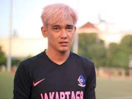 Lagi nyari inspirasi model rambut panjang pria yang bikin tampilan kece dan disukai oleh para contoh artis indonesia yang sukses keliatan lebih keren dengan gaya rambut ini adalah dul model ini cocok buat pria dengan rambut lurus panjang. Artis Pria Indonesia Tampil Beda Dengan Rambut Warna Pink Siapa Saja Indozone Id