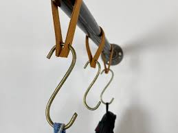 Kleiderhaken Lederband S Haken Fur Wasserrohr Industrie Style Rohr Schwarz Industrie Fitting Loft In 2020 Garderobe Stange Garderobenstange Wasserrohr