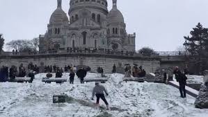 À paris, la neige est tombée pour la première fois de 2021. Wlgkzdwuc1w5xm