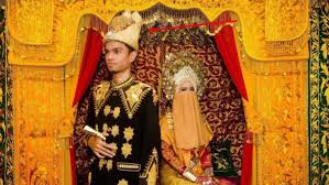 Sementara itu, sebagai aksesoris teluk belanga, adalah penutup kepala yang disebut tanjak. 7 Nama Pakaian Adat Aceh Gambar Dan Penjelasannya Silontong