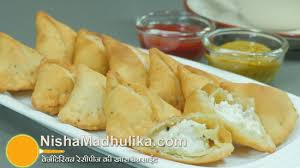 Pertama , letakkan kulit pastry yang dipotong memanjang 4 tadi dan isikan dengan isi ayam di bahagian hujung ( rujuk gambar ). Frozen Mini Cheese Samosa How To Freeze Samosa At Home Nishamadhulika Com