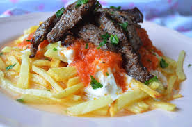 Maydanozu doğrayın ve en üste serpin. Cokertme Bodrum Kebabi Tarifi
