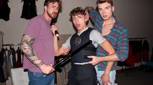 WIE SCHÖN IST ES, ZWEI HÜBSCHE SCHWÄNZE IN S GERADEN LOCH 👮🏻👮🏻👮🏻  EINES WACHMANNES ZU SEHEN