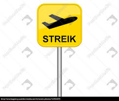 © dpa / paul zinken. Gelbes Schild Zeigt Flugzeug Und Streik Lizenzfreies Bild 14554673 Bildagentur Panthermedia