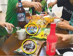 윤미향 더불어민주당(비례대표) 의원은 8일 국민권익위 전수조사 결과 부동산 불법 거래를 한 당내 명단에 자신이 포함된 것과 관련해 고령의 시어미니 상황을 고려해서 벌어진 일이다라고 해명했다. ìœ¤ë¯¸í–¥ ìœ„ì•ˆë¶€ ì‰¼í„°ì„œ ì¼ë³¸ ê³¼ìž ì•ˆì£¼ì‚¼ì•„ ìˆ ìžë¦¬ë¥¼ ë§¤ì¼ê²½ì œ