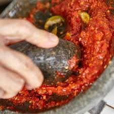 1lembar daun jeruk, buang tulangnya 1buah tomat iris 1/2sdt terasi matang gula, garam, kaldu bubuk secukupnya. Begini Caranya Bikin Sambal Terasi Yang Sedap