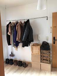 Der erste platz lässt sich selbstverständlich nicht nur durch die verkaufszahlen bestimmen, obgleich dies. Frei Hangende Kleiderstange Als Aufbewahrungsort Fur Jacken Und Mantel Im Flur Improvisierter Schrank Aus Kleiderstange Aufbewahrung Jacken Hangende Kleidung