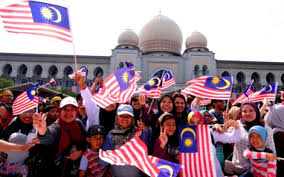 Perpaduan antara rakyat malaysia merupakan satu keistimewaan yang memainkan peranan penting demi mencapai status negara maju menjelang tahun 2020. Gambar Rakyat Malaysia Berbilang Kaum