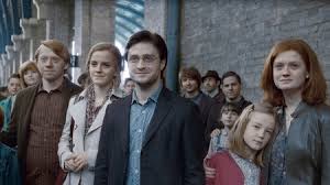 El libro harry potter y el legado maldito nos ubica a finales del año 2017, y han pasado 19 años desde que se acabó con voldemort. J K Rowling Contra El Fandom Como El Universo De Harry Potter Perdio La Magia
