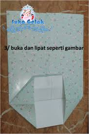 Lipatkan kertas pembalut hadiah kepada dua bahagian. D I Y Paper Bag