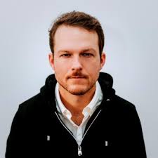 Guess what happens when you raise $60m and the VCs pressure you into hiring  a VP Sales too early? Mac Reddin 🦕 Founder of Commsor 🦕 shares his  experience with me and