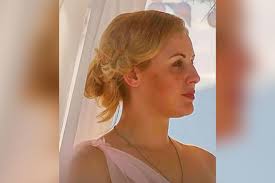 The mother of a woman who died in Thailand after taking a cocktail of drugs  has urged young people to ignore persistent drug dealers while