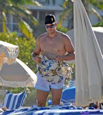 Kris Humphries shirtless walking on Miami beach - Men Celebrities