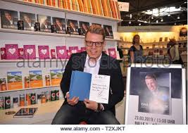 Ambassadeur du savoir scientifique, axel kahn s'impose parmi les chercheurs français les plus médiatiques de son temps. Axel Kahn Mit Freundin Sarah Kackel Bei Der Vorstellung Seines Buches Das Kahn Gen Auf Der Leipziger Buchmesse 2019 Im Forum Sachbuch Halle 3 Leipz Stock Photo Alamy