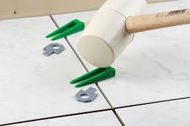 Affichant une technique de pose similaire à celle du parquet flottant, le carrelage à clipser est à la fois esthétique et ingénieux. Rouge 100 Pieces Cale Niveleur Entretoises Pour Carrelage Carreleur Niveleur Entretoises Clips Coins Globaldream Carrelage Systeme De Nivellement Cales Construction Materiel De Construction