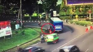 Posting komentar ( atom ) find another video. Inilah Sosok Dokter Rizaldi Hutanto Penumpang Ojek Online Yang Terlindas Bus Di Bogor Tribun Timur