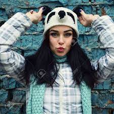 Bilder coole profilbilder für whatsapp mädchen : Schone Coole Madchen In Lustigen Hut Gainst Grunge Mauer Machen Gesichter Getonten Lizenzfreie Fotos Bilder Und Stock Fotografie Image 36750962