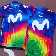 The new movistar team uniform is an evolution of the prr line, a classic of the customised offering developed. Movistar Tragt Bei Strade Bianche Charity Trikots Radsport News Com