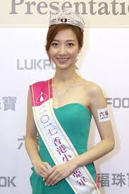 无线电视艺员训练班于1971年正式开办，早期的训练班是与 邵氏兄弟制片公司 旗下的电影电视演员训练中心一同合办，于1978年 (第8期)开始，无线电视将训练班转由旗下的电视制作专业训练中心自行独立主办 。. é¦™æ¸¯å°å§äºžè» ä½•ä¾å©· æ¯æ—¥é ­æ¢