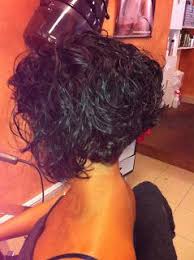 Curly Bob Coiffure Carre Plongeant Frise Coiffures Frisees Et Carre Plongeant Boucle