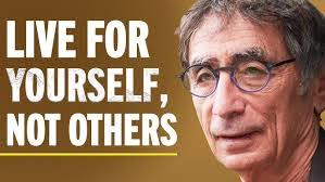 Shelly Graf's Instagram, Twitter & Facebook