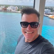 Which restaurants have sit-down bars to eat at