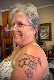 Today i was super honored to do this piece for this young lady whos finding  herself navigating life now without both her parents whom she loved beyond  measure..😌 Absolutely pieces of her