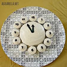 Make A Clock Cake For New Year S Eve Or A Peter Pan Party Remember The Croc With The Clock New Years Eve Dessert New Year S Cake New Year S Desserts