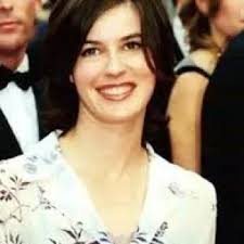 Découvrez la garde-robe de Sophie Saint-Roch (Irène Jacob) dans Liaison