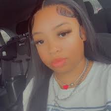 Alona Henderson's Instagram, Twitter & Facebook