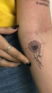 Resultado De Imagem Para Tattoo De Girassol Tatuagem Girassol Pequeno Tattoo Feminina Delicada Tatuagem Girasol