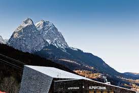 Im sommer kommen bergsteiger, tagesausflügler, familien mit kindern und senioren gleichermaßen auf ihre kosten. Zwischen Freiem Fall Und Holle Best Of The Alps
