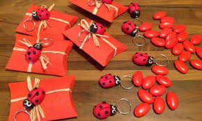 San valentino, la festa degli innamorati è senza dubbio uno dei momenti più romantici dell'anno in cui realizzare un segnaposto per san valentino con una molletta in legno e un dolce messaggio contenuto in un cuoricino. Bomboniere Di Laurea Fai Da Te Idee Originali Ed Economiche