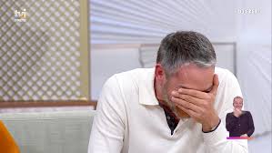 Cláudio Ramos tem ataque de riso durante entrevista