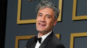 Taika waititi, also known as taika cohen, hails from the raukokore region of the east coast of new zealand, and is the son of robin (cohen), a teacher, and taika waiti, an artist and farmer. Liebes Indiz Rita Ora Tuschelt Mit Taika Waititi Bei Event Promiflash De