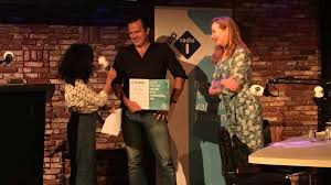 Yasmina aboutaleb fietst door haar stad, observeert scherp en knoopt onbevangen gesprekken aan. Bas Haan Wint Prijs Voor Het Beste Journalistieke Boek Nos