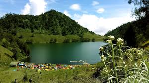 Lukisan indah dan juga lucu diatas menampilkan suatu pemandangan alam seperti sebuah danau, kebun, air terjun, gunung dan juga bebatuan yang. Gunung Danau Pemandangan Foto Gratis Di Pixabay
