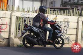 Cara berkendara motor yang halus. Agar Tak Goyang Goyang Saat Naik Motor Perhatikan 3 Hal Ini Gridoto Com