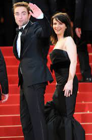 The revolving door that is david cronenberg's adaptation of the don delillo novel cosmopolis may once again be in. Juliette Binoche Mentions Robert Pattinson In An Interview With The Guardian Thinking Of Rob