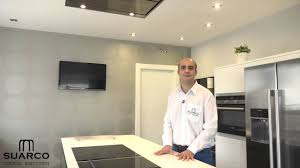 Blanca sin tiradores con encimera de silestone. Video Cocinas Americanas Blancas Y Negras Modernas Youtube