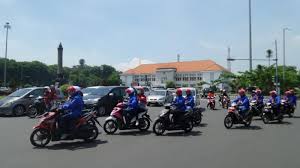 Gaji pokok saya rp 2.700.000 uang parkir rp 100.000 (per bulan) uang servis rp 300.000 (per bulan) uang kehadiran rp 440.000 (per kurir organik (karyawan yg sudah mengabdi minimal 10 tahun) rincian gaji kurir organik pun berbeda selama 1 bulan tergantung 'grade' nya. Hari Bebas Ongkir Ratusan Kurir Jne Parade Keliling Kota Semarang Tribun Jateng