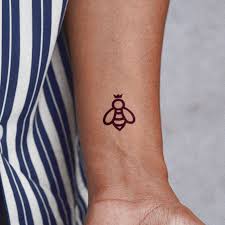 Tiny Skull Ring In 2020 Henna Tattoo Hand Simple Henna Tattoo Small Henna Designs