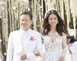 Trong ảnh, ngôi sao mỹ nhân tâm kế dùng hai tay giữ điện thoại, mắt nhìn theo 163, dây chuyền của lâm tâm như đính ít nhất 50 viên kim cương. áº£nh Má»›i Cong Bá»' Trong Ä'am CÆ°á»›i Lam Tam NhÆ° Ngoi Sao