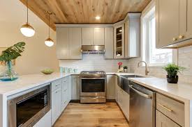The average kitchen of 25 linear feet would run $25,000 to $38,000. How Much Does A 10x10 Kitchen Remodel Cost Experts Reveal