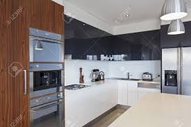 They can add value to your home, make preparing meals faster. Moderne Neue Kuche Mit Teuren Geraten Lizenzfreie Fotos Bilder Und Stock Fotografie Image 18658356
