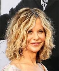 L'acconciatura funge da sfondo adeguato su cui è incorniciata la faccia di meg ryan. Pin On Coafuri