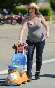Pregnant Jennifer Love Hewitt Smiles And Shows Baby Bump Pic Jennifer Love Hewitt Husband Jennifer Love Jennifer Love Hewitt